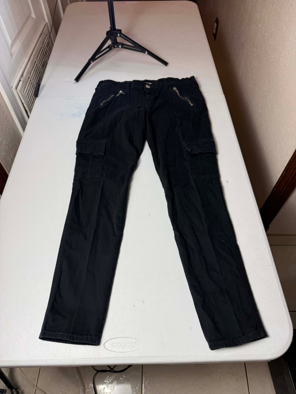 True Religion Jeans Cargo Pants
Jet Black / Pacific Blue Pockets
Relaxed Sz 32
